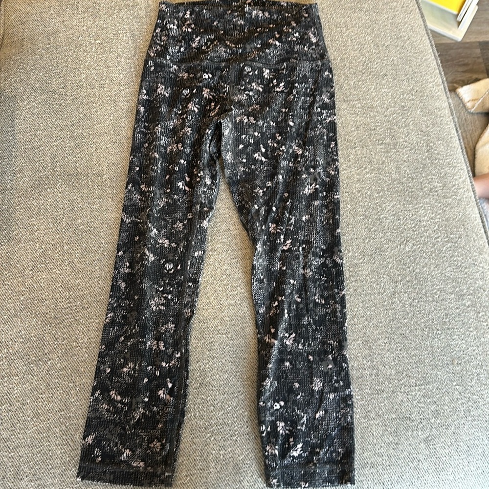 Lululemon align cropped size 4 leggings great condition